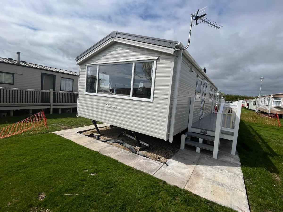 Kings Caravan Park Hotel Chapel Saint Leonards Exterior photo